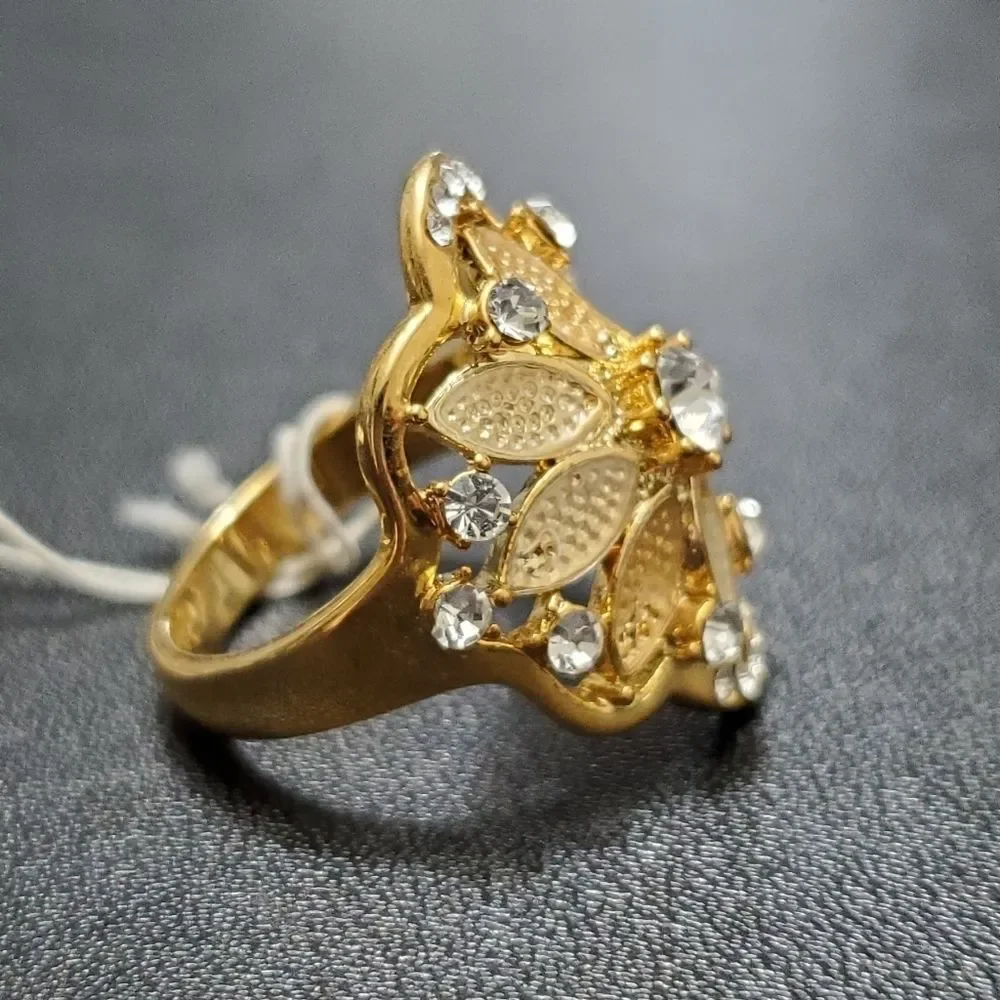 Gold tone rhinestone flower ring size 8.75